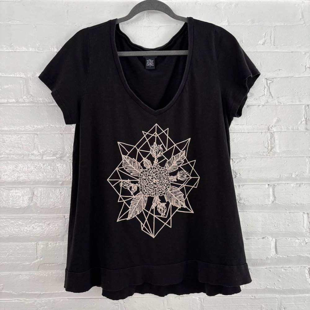 Torrid Black Graphic V-Neck Tee Relaxed Fit - Size 1